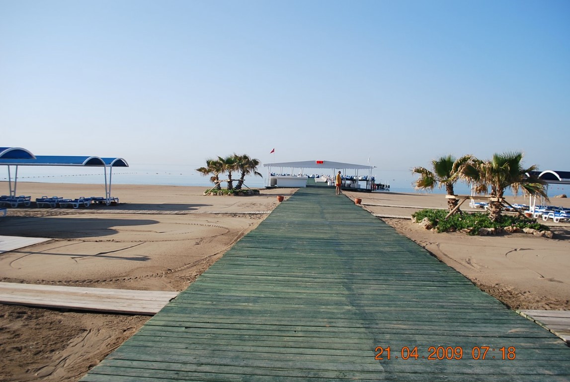 imagini hotel TITANIC LARA